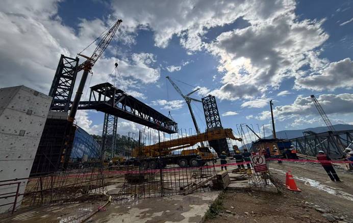 米拉多銅礦二期項目最大桁架吊裝完成